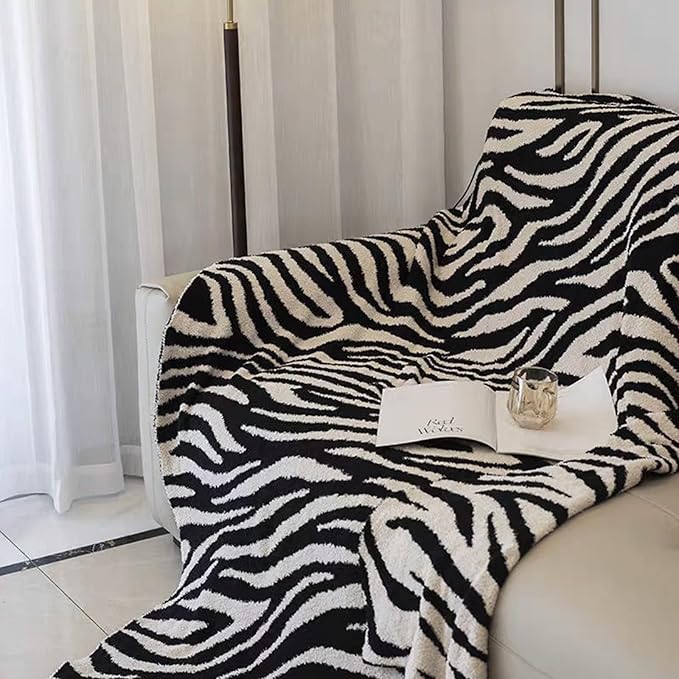 Black & White Zebra Pattern Fleece Blanket – Soft, Cozy & Stylish Throw (150 × 200 cm)