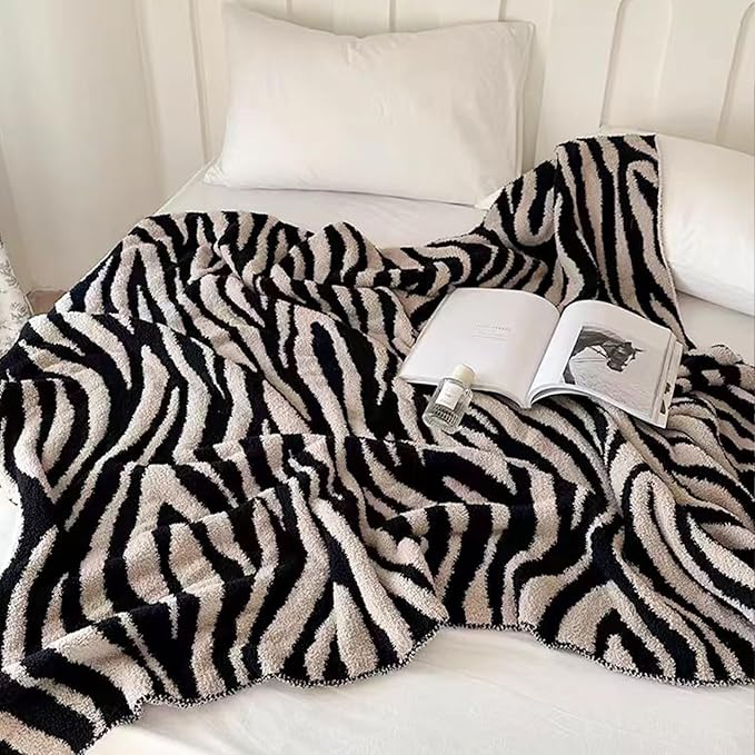 Black & White Zebra Pattern Fleece Blanket – Soft, Cozy & Stylish Throw (150 × 200 cm)