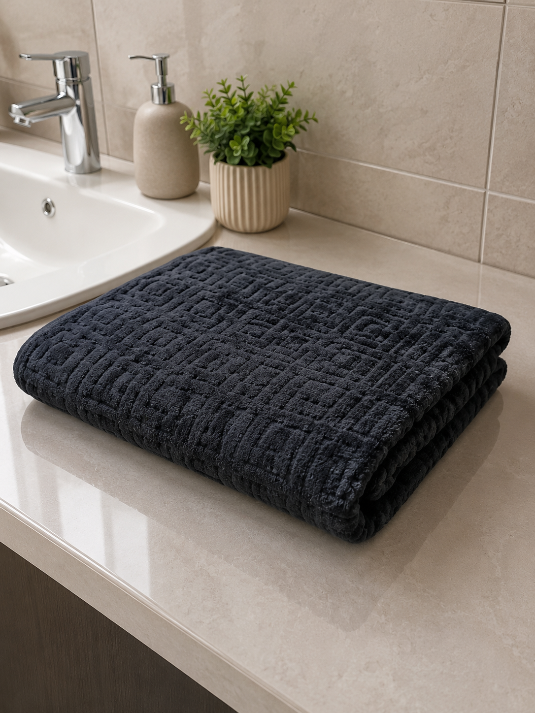 HIGH ST BRAND - BLACK MONOCHROME BATH TOWEL ONLY - SINGLE PIECE -(70*137CM)