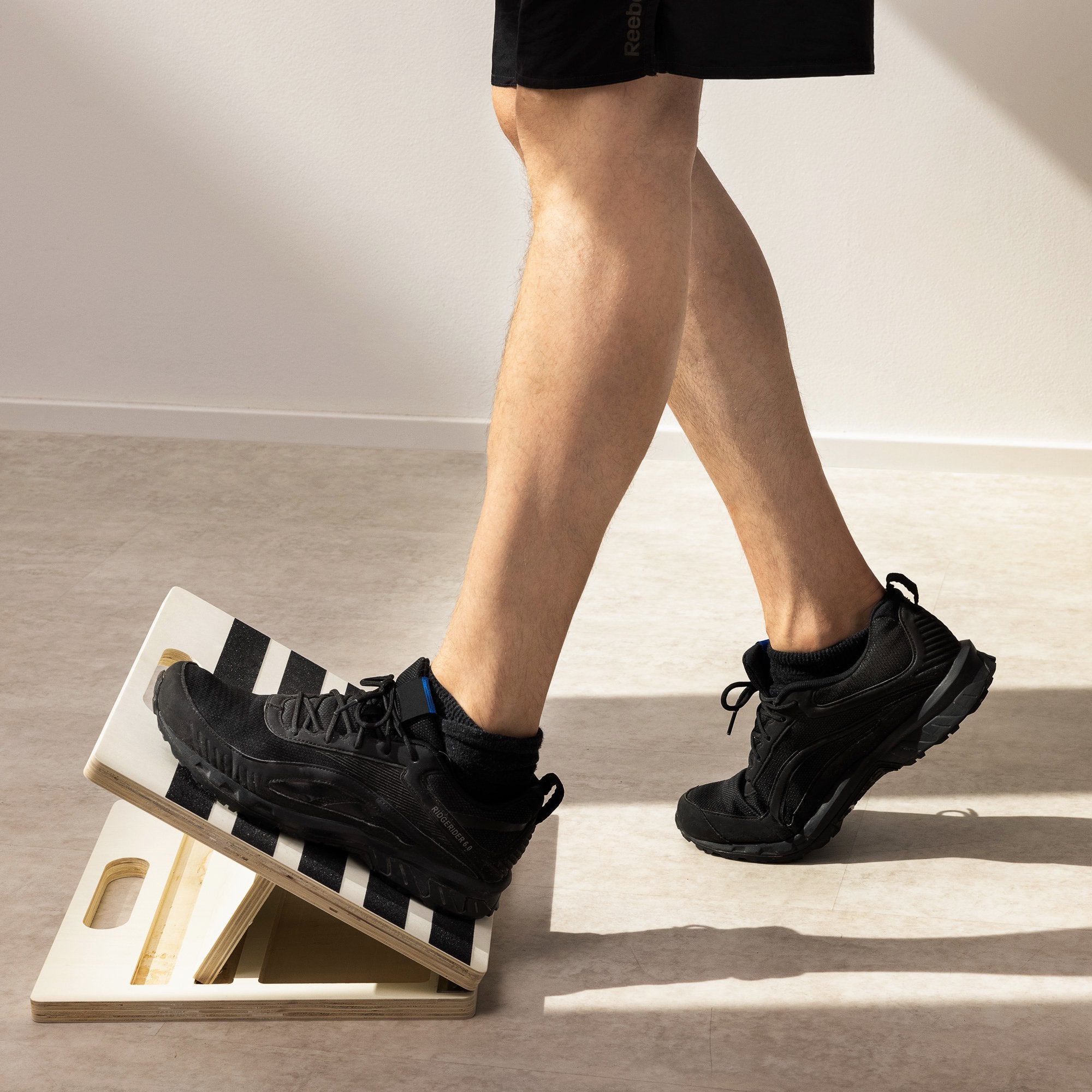 Navaris Adjustable Wooden Slant Board β Calf Stretcher Incline Board with Anti-Slip Grip β Foldable Exercise Wedge