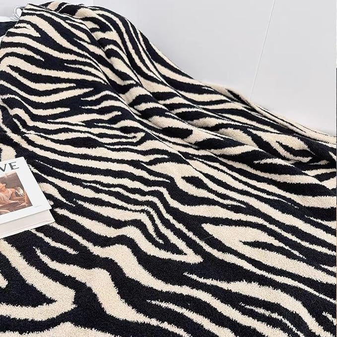 Black & White Zebra Pattern Fleece Blanket – Soft, Cozy & Stylish Throw (150 × 200 cm)