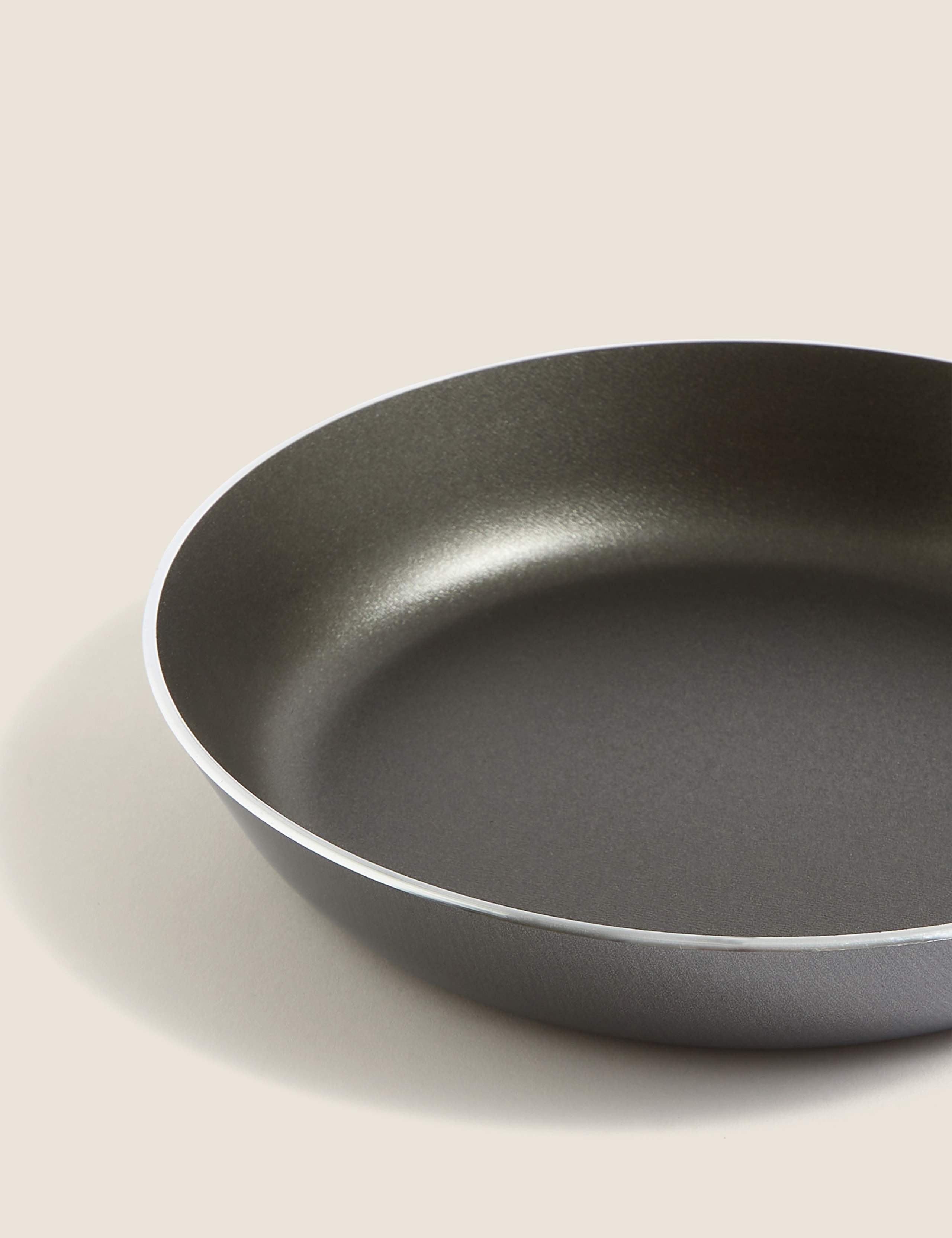 24cm Aluminium Non-Stick Frying Pan – Durable, Even Heat, Easy Clean