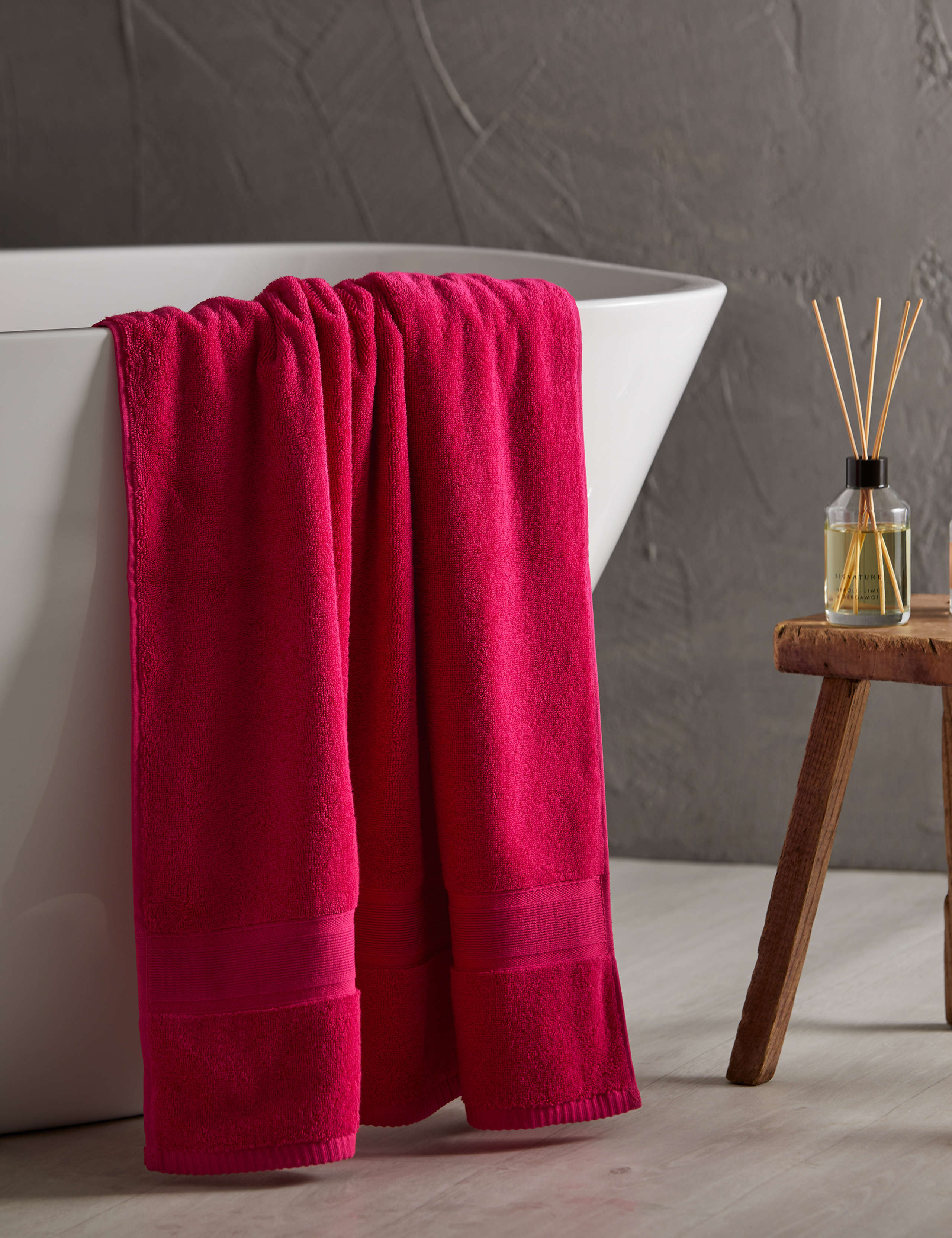 High Street Branded Super Soft Pure Cotton Hand Towel 50 x 85 CM – 550 GSM Luxury Towel